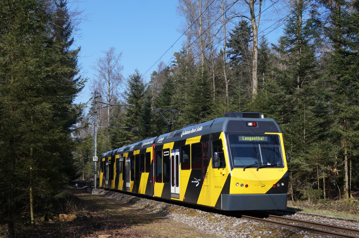 ASm: Am 13. März 2015 summte das BIENCHEN (Be 4/8 114) durch den Hardwald in Richtung Langenthal Bahnhof zu.
Foto: Walter Ruetsch