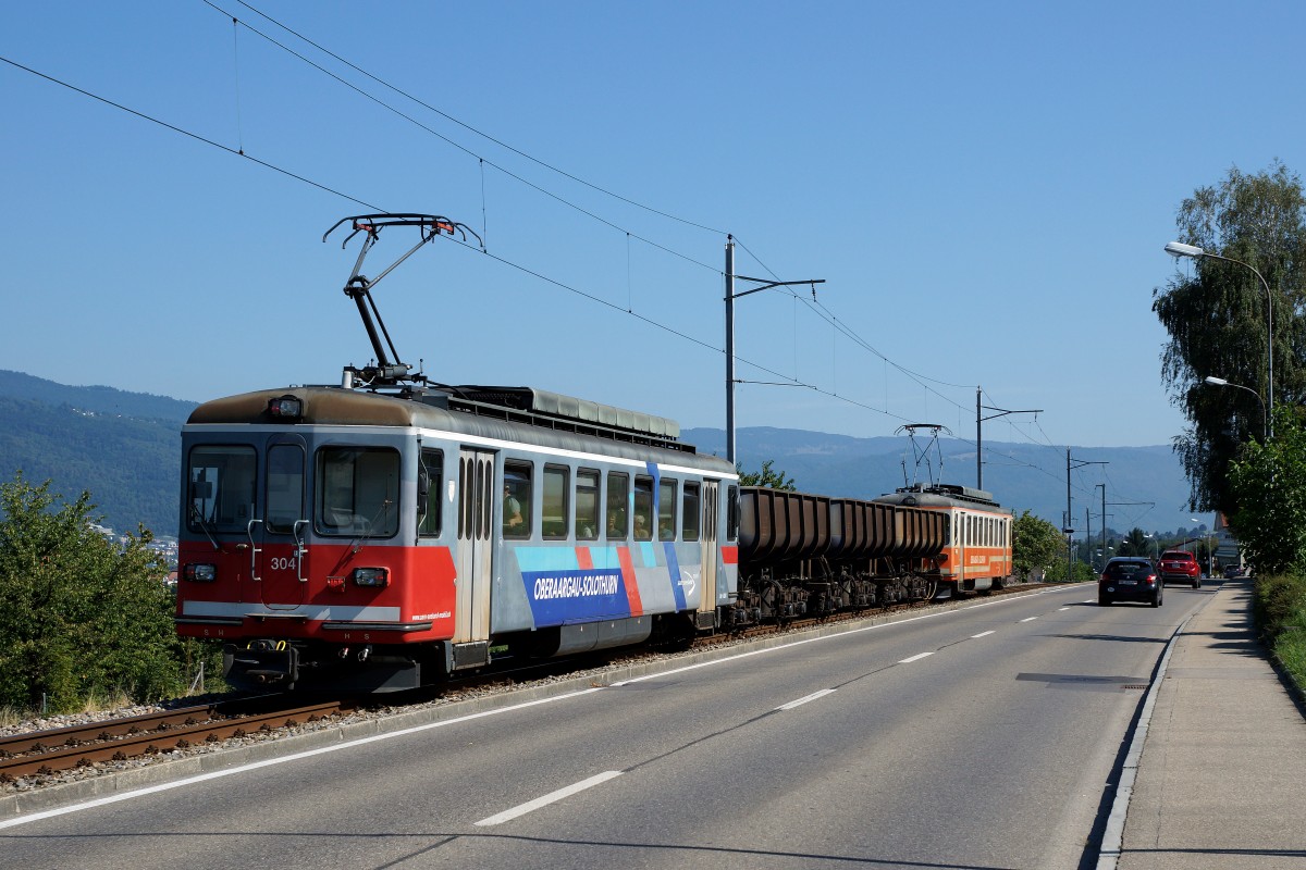 ASM/BTI: Am Tag der offenen Tür der Firma HURNI AG in Sutz waren die Publikumsfahrten nach Finsterhennen mit dem Kieszug bei den Besuchern sehr beliebt. Kiespendelzug mit den Be 4/4 304 und Be 4/4 302 (ehemals SNB Nummern 86  WIEDLISBACH  und 84) bei Mörigen am 22. August 2015.
Foto: Walter Ruetsch