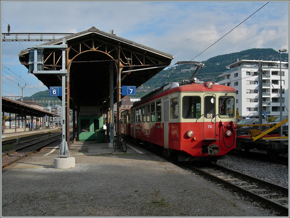 Auch am 1. Juli 2016 kann man noch mit einem BDeh 2/4 von Blonay nach Vevey reisen, wie dieses Bild des als Regionalzug 1418 in Vevey eingetroffen BDeh 2/4 73 mit Bt zeigt.