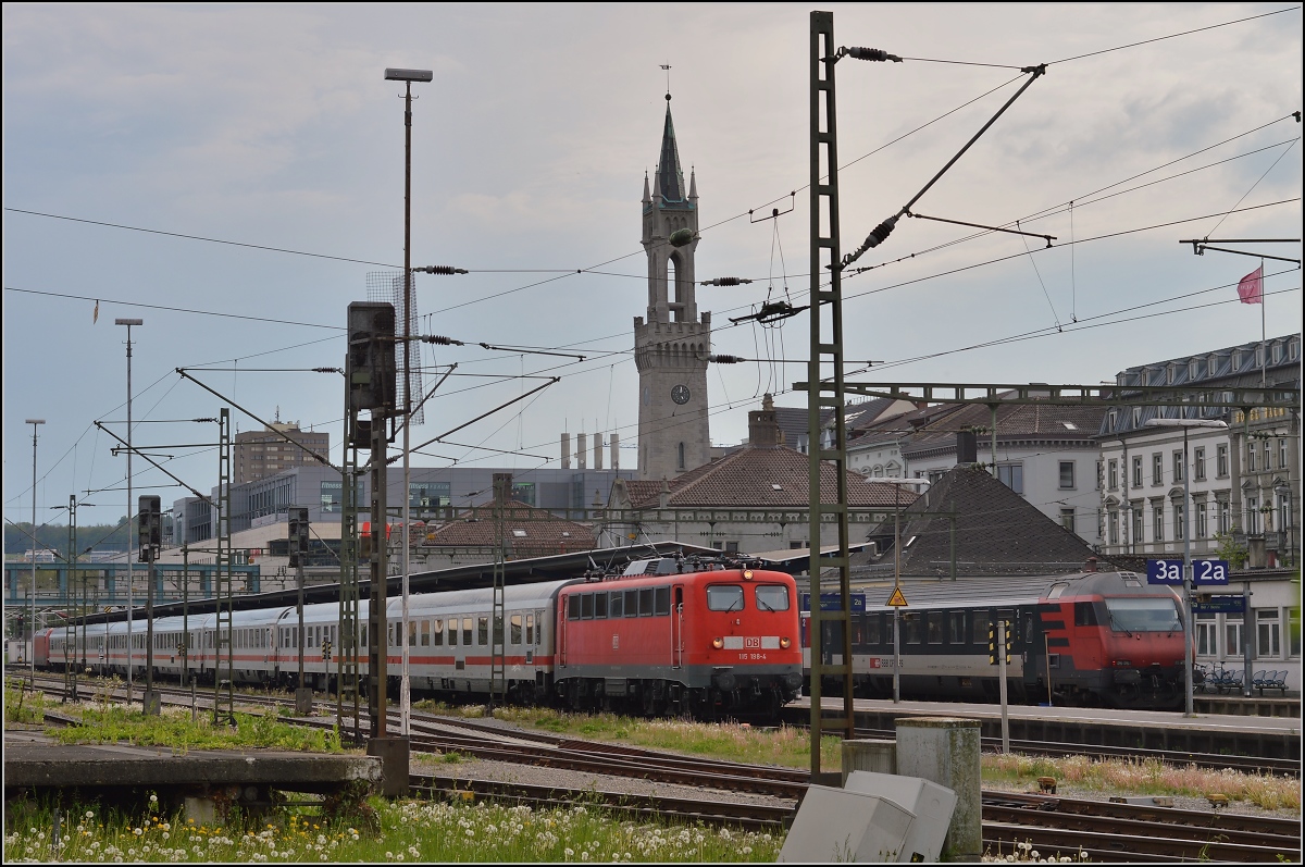 Auch im April 2014 kein Ende der 110 mit den ICs Zürich-Stuttgart. Daher kam 115 198-4 auch wieder nach Konstanz. Hier im Hauptbahnhof mit der Leerfahrt von IC 2005 zurück nach Singen.