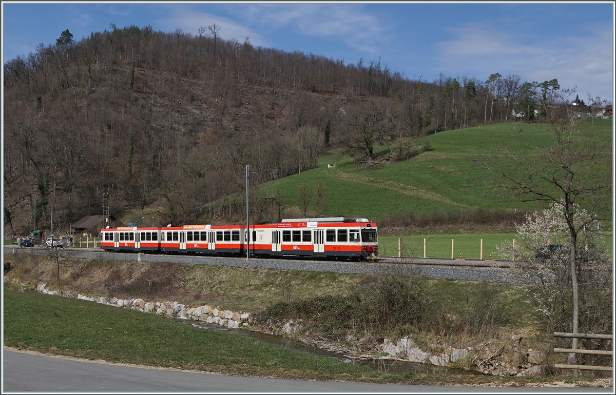 Auch bei Lampenberg-Ramlinsburg verläuft die WB meist neben der Strasse, doch das hier etwas weitere Tal ermöglichte doch ein paar  Landschaft -Bilder der Waldenburger Bahn.

25. März 2021