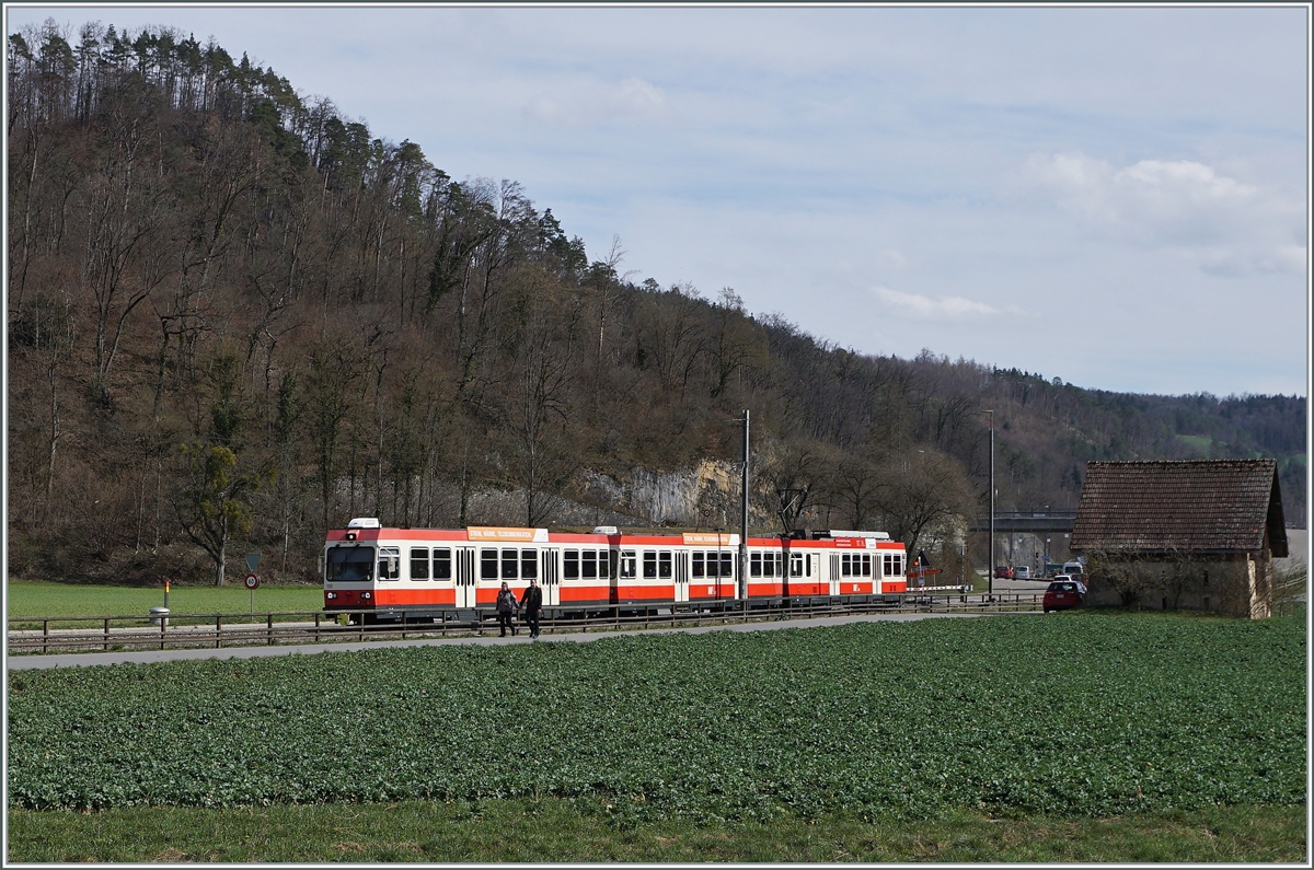 Auch bei Lampenberg-Ramlinsburg verläuft die WB meist neben der Strasse, doch das hier etwas weitere Tal ermöglichte doch ein paar  Landschaft -Bilder der Waldenburger Bahn.

25. März 2021
