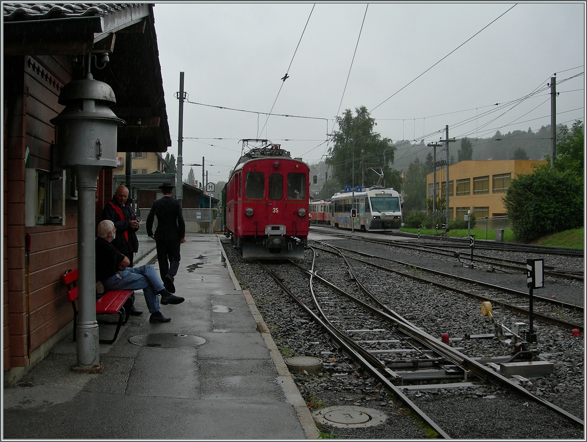 Auch bei Regenwetter f�hrt die Museumsbahn Blonay - Chamby, auch wenn dabei etwas mehr Mu�e zu sp�ren ist.
Der RHB 4/4 N� 35 wartet in Blonay auf Abfahrt nach Chamby. 
16. August 2015