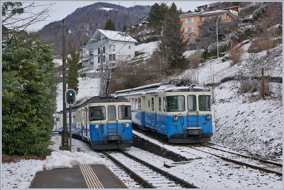 Auch im Fahrplanjahr 2017/2018 kann man mit etwas Glück hin und wieder einen MOB ABDe 8/8 im Plandienst erleben: Das Bild zeigt den ABDe 8/8 4001  SUISSE  als Regionalzug 2327 von Chernex nach Montreux bei der Ausfahrt in Fontanivent bei der Begegnung mit dem abgestellten ABDe 8/8 4003  BERN . 
29. Dez. 2017