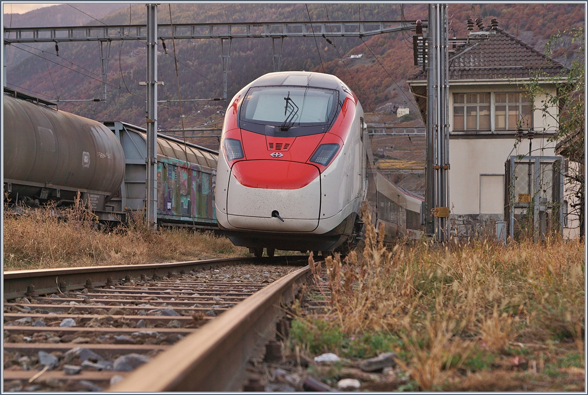 Auch wenn er nicht gerade geschickt steht, freute ich mich, den schönen Giruno sehen und fotografieren zu dürfen. Der RABe 501 002 (UIC 93 85 0 501 002-6 CH-SBB) steht in Martigny, wohl für Testfahrten zwischen Martigny und Sion.
30. Okt. 2017