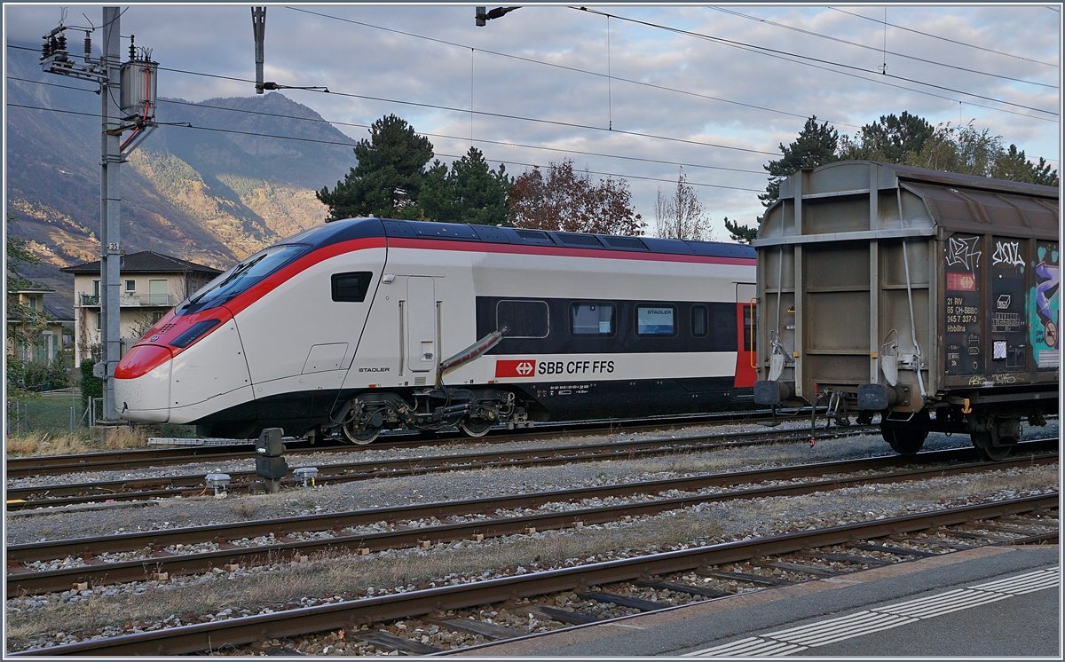Auch wenn er nicht gerade geschickt steht, freute ich mich, den schönen Giruno sehen und fotografieren zu dürfen. Der RABe 501 002 (UIC 93 85 0 501 002-6 CH-SBB) steht in Martigny, wohl für Testfahrten zwischen Martigny und Sion.
30. Okt. 2017