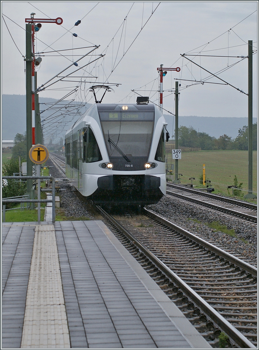 Auch in Wilchingen Hallau stehen die schönen Formsignale fotografisch gesehen nicht ideal, geben aber doch ein eindrückliches Bild ab; noch zu nennen ist der hier einfahrende SBB THURBO GTW RABe 526 735-6 (9485 7526 735-6 CH-THB) als Regionalzug von Schaffhausen nach Erzingen. 

6. Sept. 2022