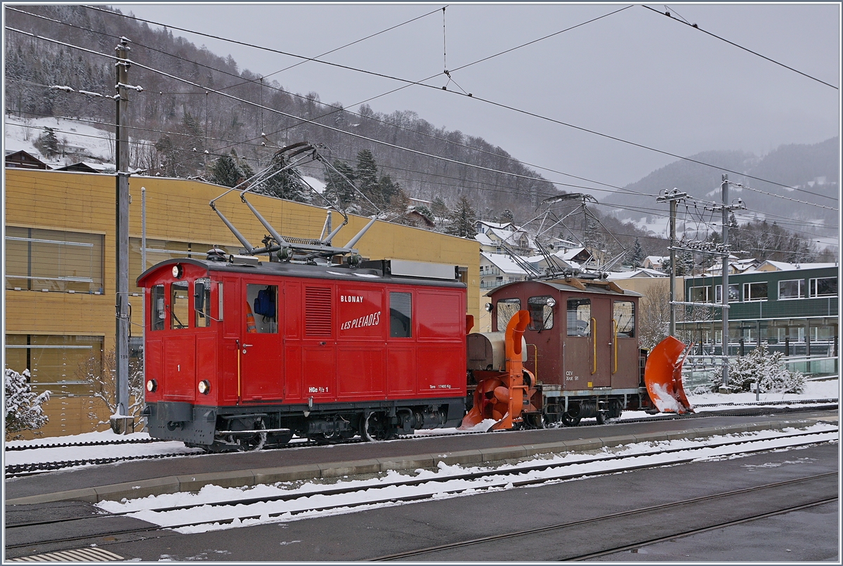 Auch im Winter 2018/19 zeigt sich die HGe 2/2 N°1 weiterhin öfters im Einsatz, und war auch in der nun zu Ende Saison dafür vorgesehen, wobei der spärliche Schnee nur wenige Fahrten  ermöglichte. 

Im Bild die 1911 gebaute CEV HGe 2/2 N° 1 mit ihrem CEV Xrot 91 nach dem Zahnradbahneinsatz in Blonay. 

28.Jan. 2019