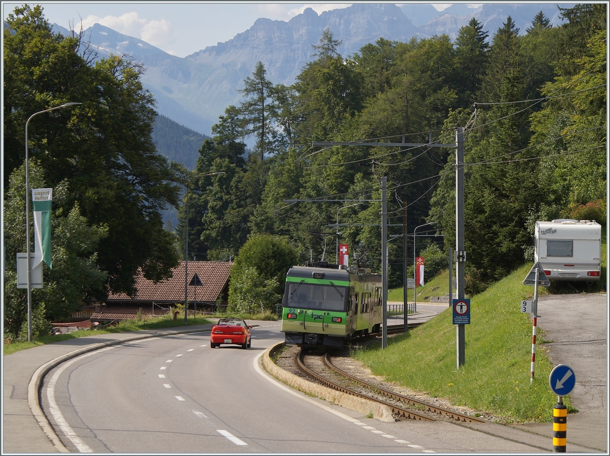 Auf dem Abschnitt von Villars sur Ollon bis Gryon verläuft das Trasse der BVB auf oder unmittelbar neben der Strasse, wie hier in La Barboleuse mit dem nach Bex fahrenden Beh 4/8 92.

24. Aug. 2021