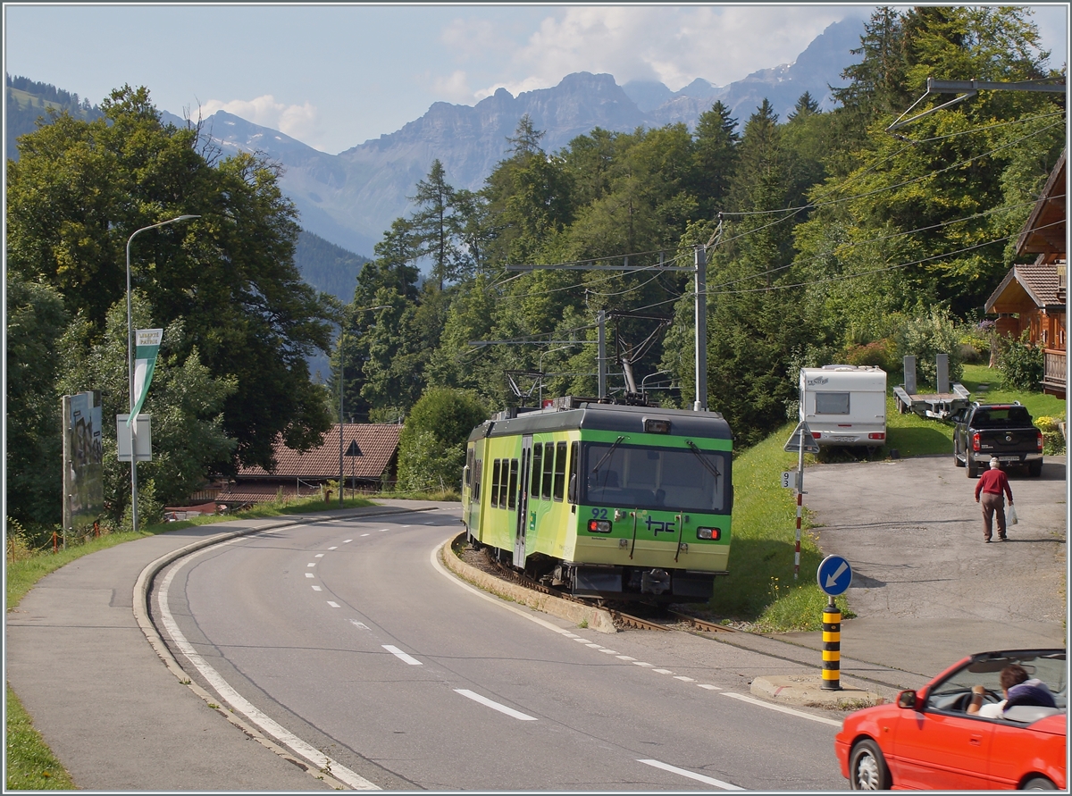 Auf dem Abschnitt von Villars sur Ollon bis Gryon verläuft das Trasse der BVB auf oder unmittelbar neben der Strasse, wie hier in La Barboleuse mit dem nach Bex fahrenden Beh 4/8 92. 

24. Aug. 2021