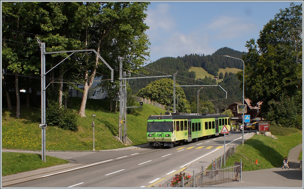 Auf dem Abschnitt von Villars sur Ollon bis Gryon verläuft das Trasse der BVB auf oder unmittelbar neben der Strasse, wie hier in La Barboleuse mit dem nach Bex fahrenden Beh 4/8 92. 

24. Aug. 2021