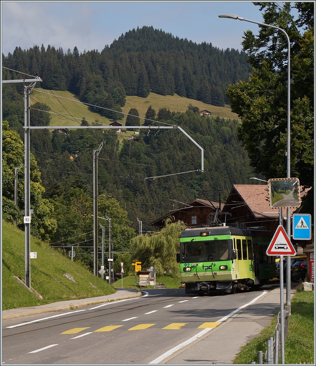 Auf dem Abschnitt von Villars sur Ollon bis Gryon verläuft das Trasse der BVB auf oder unmittelbar neben der Strasse, wie hier in La Barboleuse, wo gleich der ganze Bahnhof auf der Strasse liegt und den nach Bex ausfahrenden Beh 4/8 92 zeigt. 

24. Aug. 2021