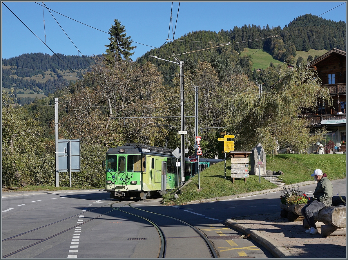 Auf dem Abschnitt von Villars sur Ollon bis Gryon verläuft das Trasse der BVB auf oder unmittelbar neben der Strasse, wie hier in La Barboleuse, wo gleich der ganze Bahnhof auf der Strasse liegt. 
Im Bild der einfahrende BDeh 4/4 81 auf dem Weg nach Bex. 

11. Okt. 2021