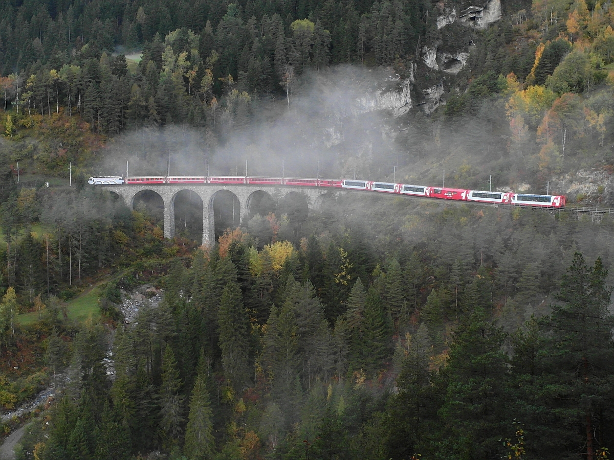 Auf dem Schmittnertobel-Viadukt fährt am 12.10.2014 der Glacier-Express GEX 903, St. Moritz - Zermatt, das Albulatal hinab in Richtung Thusis.