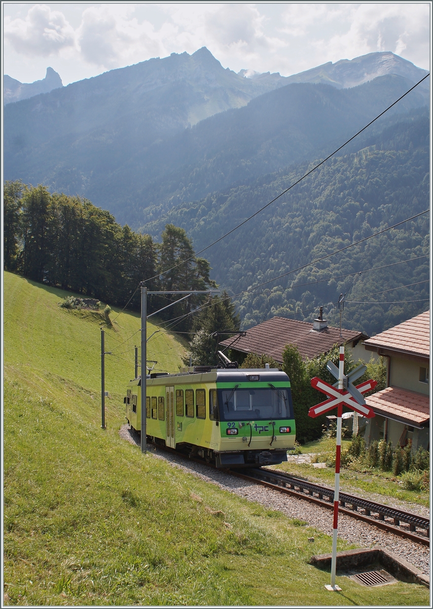 Auf dem Streckenabschnitt von Gryon bis Bevieux ist die Linie eigentrassiert. Kurz nach Les Posses ist der Bhe 4/4 92 auf dem Weg nach Bex.

24. Aug. 2021