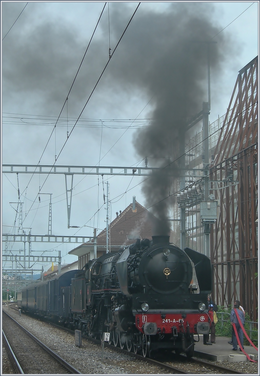 Auf dem Weg nach Genève beim Wasserfassen in Morges dampft und raucht die mächtige 241-R-65 wunderbar.

30. Mai 2009