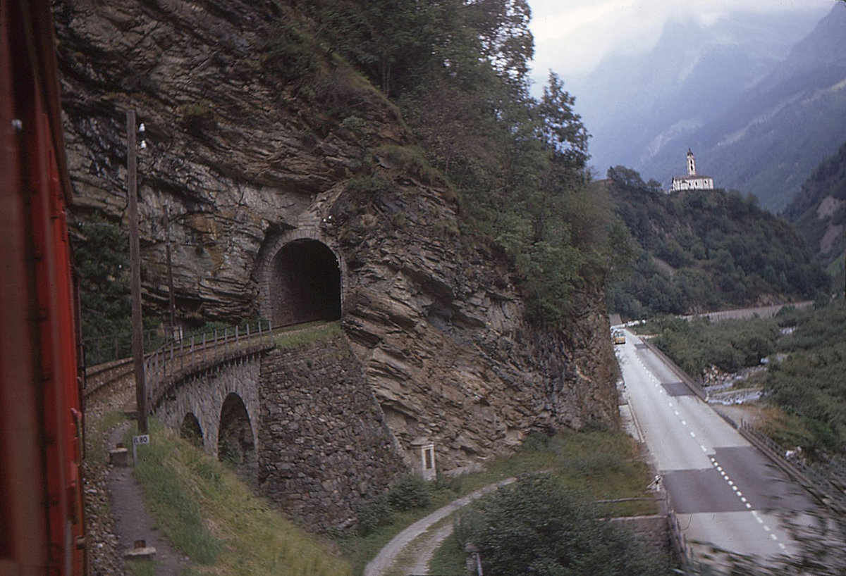 Auf der einstigen RhB-Strecke Bellinzona-Mesocco, 14.September 1970: Unterhalb Soazza ging es steil abwärts durch mehrere Tunnel. 