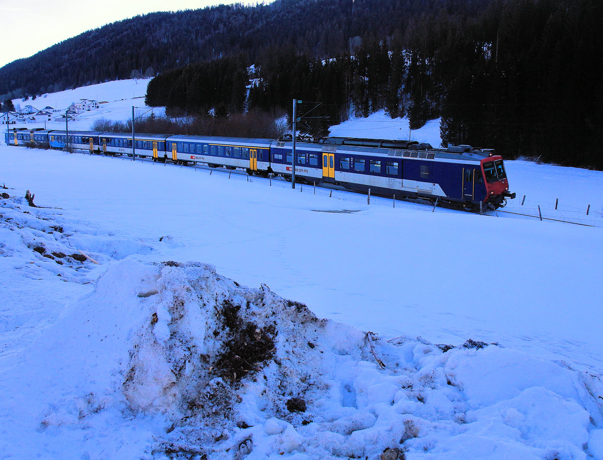 Auf der französischen Strecke Les Verrières - Pontarlier (-Frasne): Abstieg nach Pontarlier. An der Spitze der NPZ-Triebwagen 562 001. 16.Februar 2019 