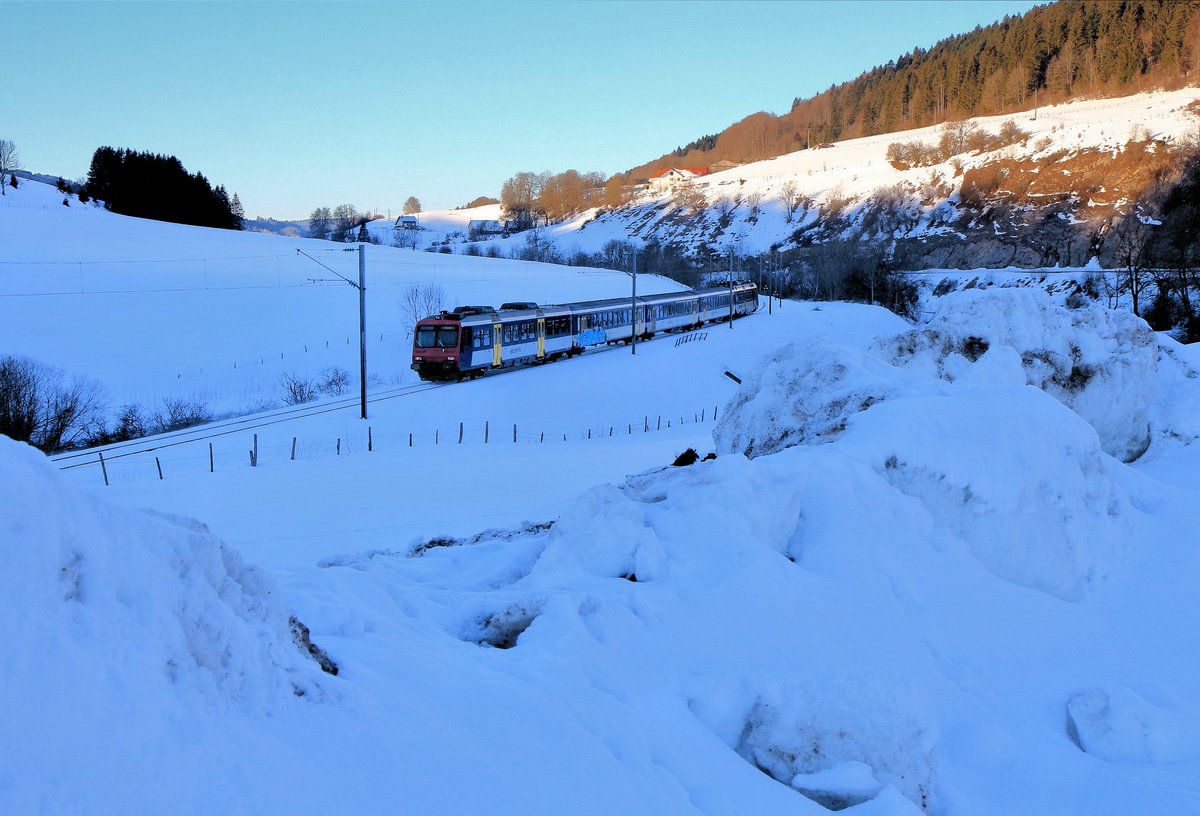 Auf der französischen Strecke Les Verrières - Pontarlier (-Frasne): Abstieg des NPZ nach Pontarlier hinunter. Am Zugsende der Steuerwagen 29-35 954. 16.Februar 2019 