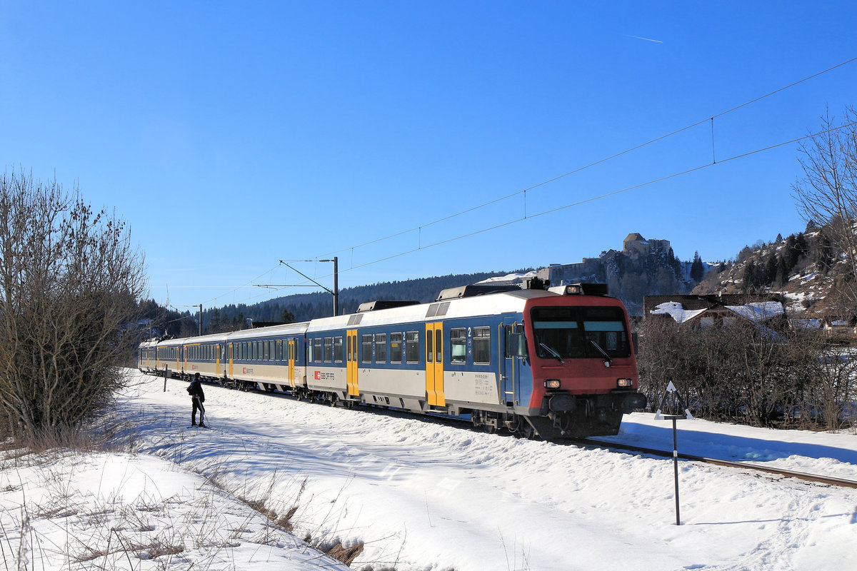 Auf der französischen Strecke Les Verrières - Pontarlier (-Frasne): Der ganze Pendelzug im Aufstieg von Pontarlier nach Les Verrières vor der (leider im Schatten liegenden) Burg. Geführt vom Steuerwagen Bt 29-35 954 und mit drei alten EW I-Wagen. 16.Februar 2019  