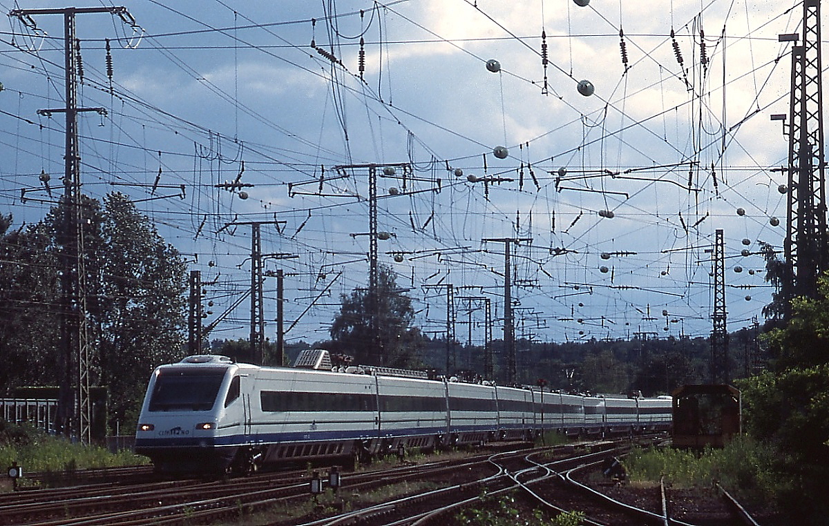Auf seinem Weg nach Italien rollt ein Cisalpino im Juni 1999 unter dem verwirrenden Oberleitungswirrwarr des Gleisvorfeldes in den Bahnhof Singen ein 