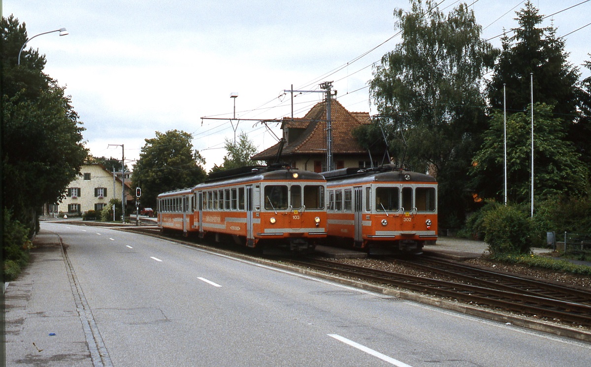 Auf seiner Fahrt von Niederbipp nach Solothurn �berholt Be 4/4 103 den im Bahnhof Buchli wartenden Be 4/4 302 (Juli 1997)