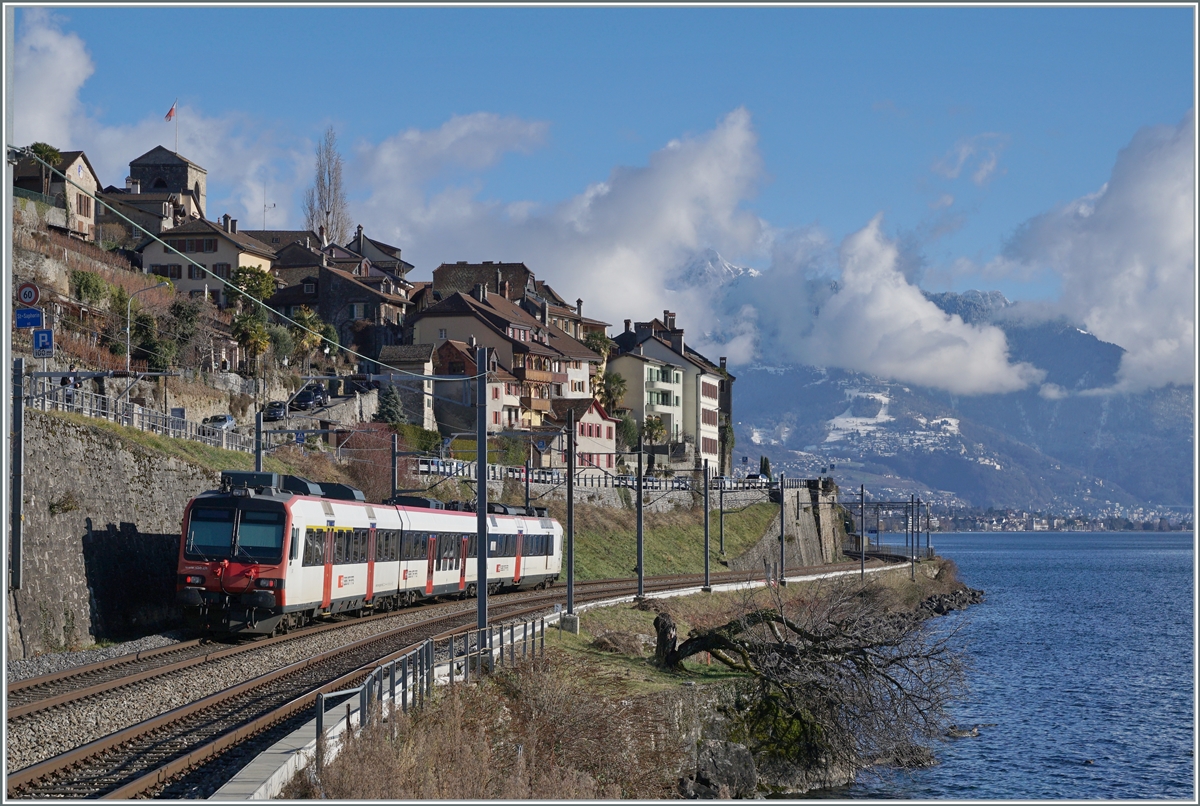 Auf der Strecke zwischen Lausanne und Vevey kommen kaum mehr Domino Triebzüge zum Einsatz. Eine Ausnahme bilden die Leermaterialzüge zum Anbindung der  Train de Vignes -Züge an den Unterhalt in Lausanne. Ein solcher Leermaterialzug ist auf der Fahrt nach Vevey zwischen Rivaz und St-Saphorin zu sehen. 

14. Okt. 2022