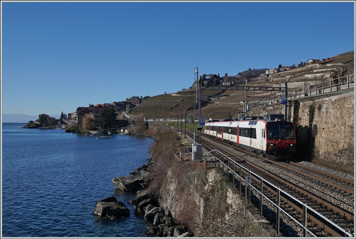 Auf der Strecke zwischen Lausanne und Vevey kommen kaum mehr Domino Triebzüge zum Einsatz. Eine Ausnahme bilden die Leermaterialzüge zum Anbindung der  Train de Vignes -Züge an den Unterhalt in Lausanne. Ein solcher Leermaterialzug ist auf der Fahrt nach Vevey zwischen Rivaz und St-Saphorin zu sehen. 

14. Okt. 2022
