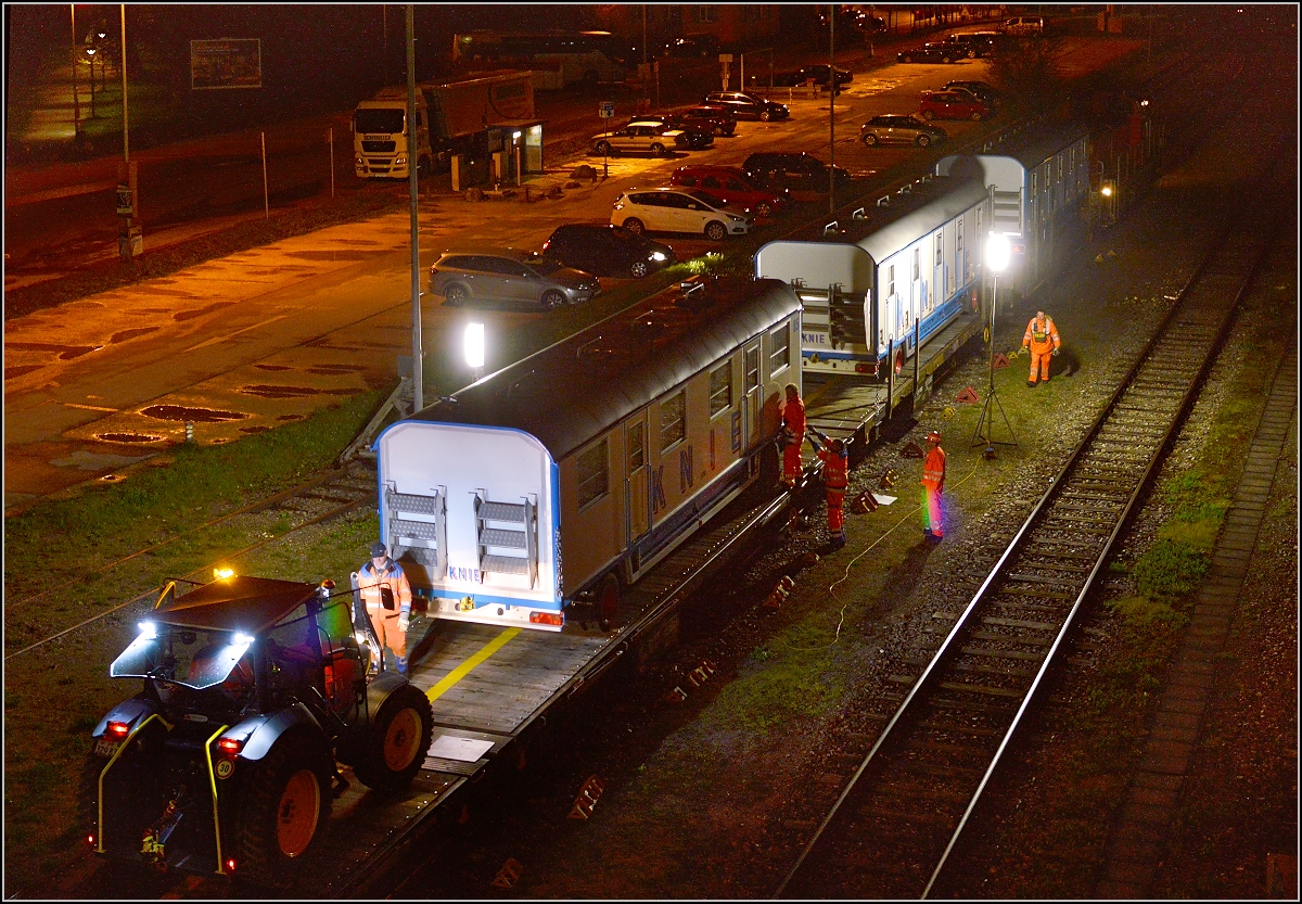 Aufladen des Zirkus Knie in Konstanz. Langsam füllt sich der Zugteil. April 2016.