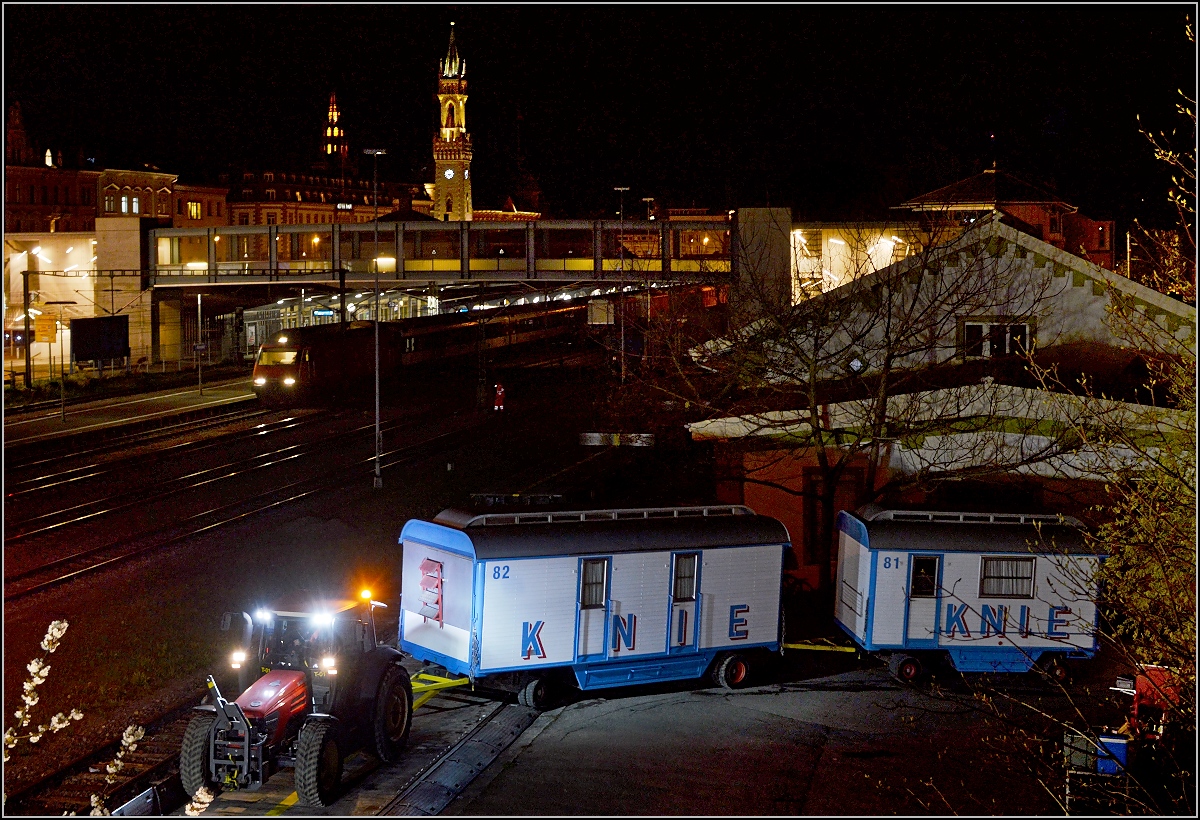 Aufladen des Zirkus Knie in Konstanz. Spektakulär sieht der Verlad vor der beleuchteten Stadtsilhouette aus, weil es so schön ist, gleich noch ein Bild. April 2016.
