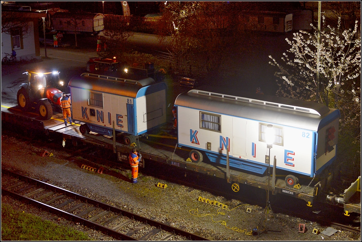 Aufladen des Zirkus Knie in Konstanz. Einparken des letzten Wagens dieses Zugabschnitts. April 2016.