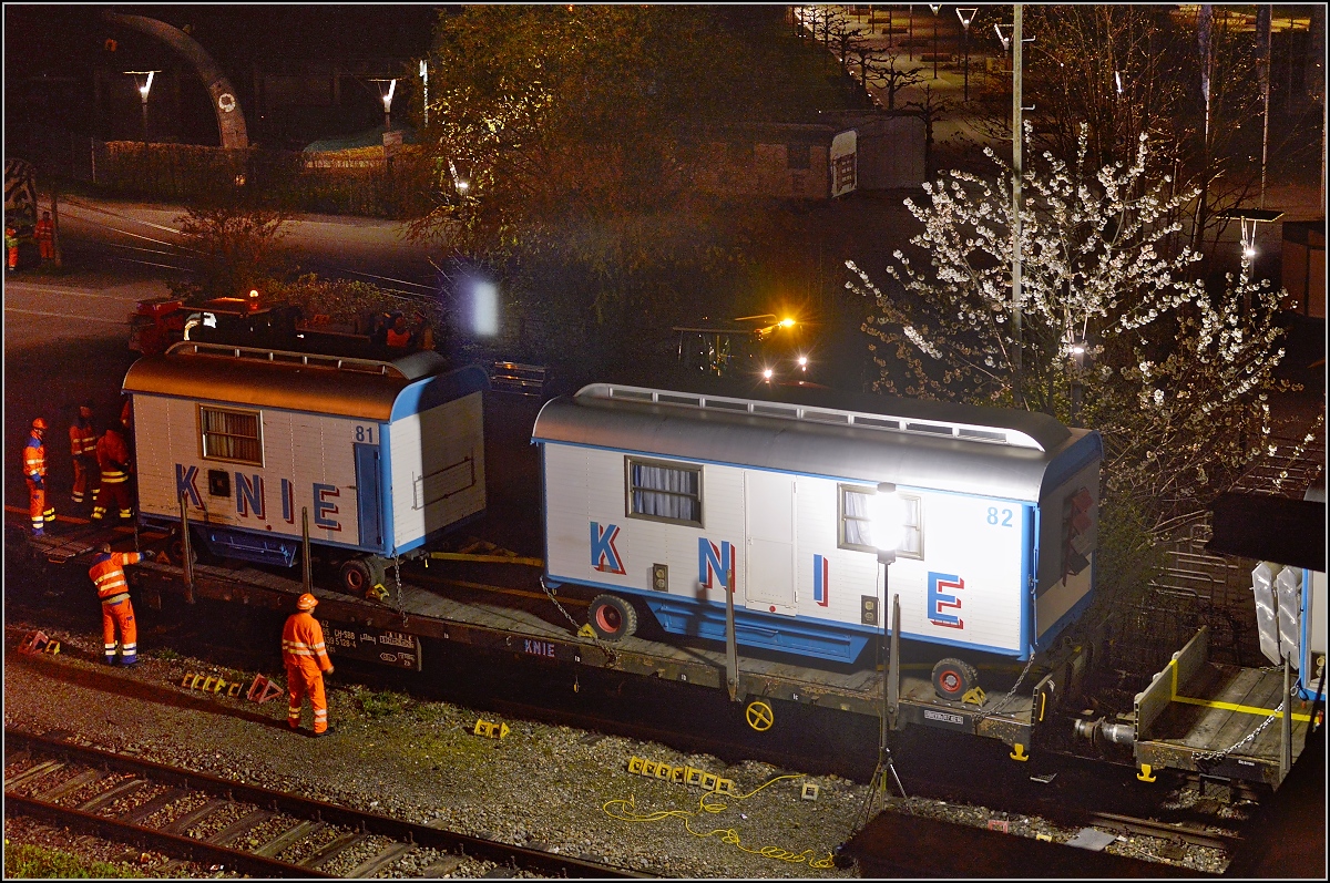 Aufladen des Zirkus Knie in Konstanz. Verketten und die Rungen hoch. April 2016.