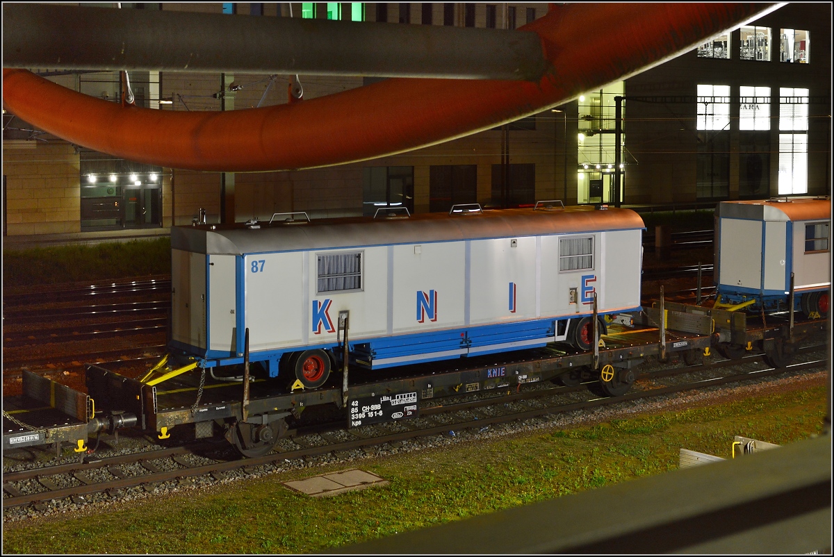 Aufladen des Zirkus Knie in Konstanz. Geparkt unter der Bodenseewelle. April 2016.