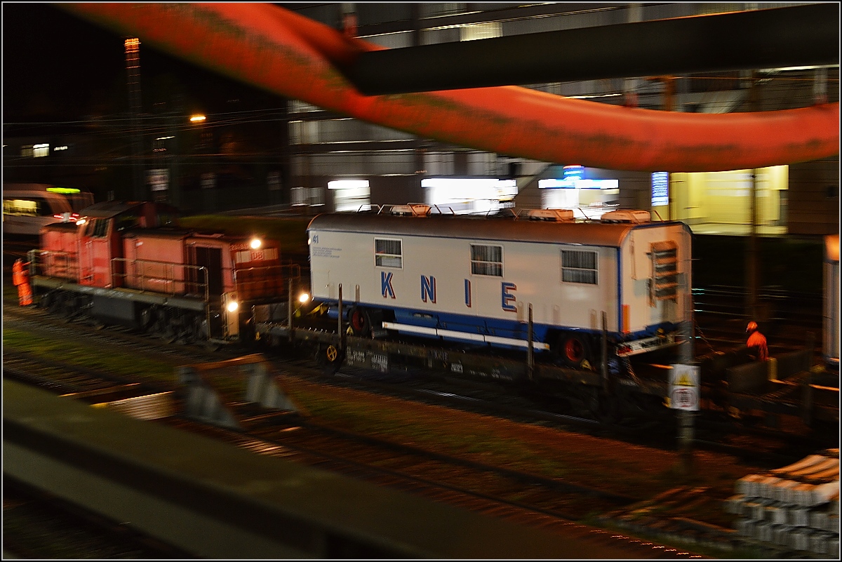 Aufladen des Zirkus Knie in Konstanz. Und Abfahrt... Das Gastspiel des Zirkus Knie in Kreuzlingen erfordert jeweils eine große Entlade- und Beladeaktion, da der Zirkus mit der Bahn transportiert wird. Zwar kein seltenes Ereignis in der Schweiz aber ein internationales Abladen ausgerechnet im kleingüter- und verladestellenfeindlichen Nachbarland ist doch mal eine größere Dokumentation wert. Hoffe hier nicht mit zu vielen Bildern gelangweilt zu haben... April 2016.