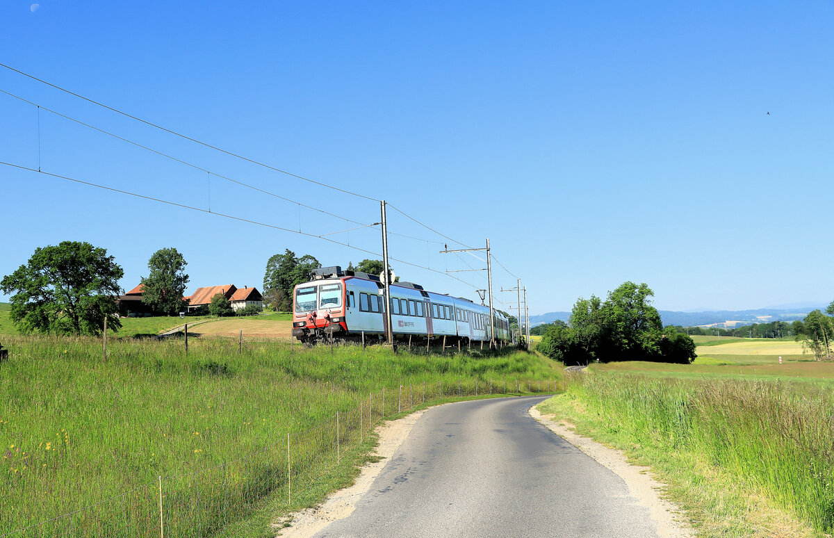 Aufstieg aus dem Broyetal nach Léchelles, vorbei an einem einsamen freiburger Bauernhof. Zug geführt von Steuerwagen ABt 39-43 805. 1.Juni 2021 