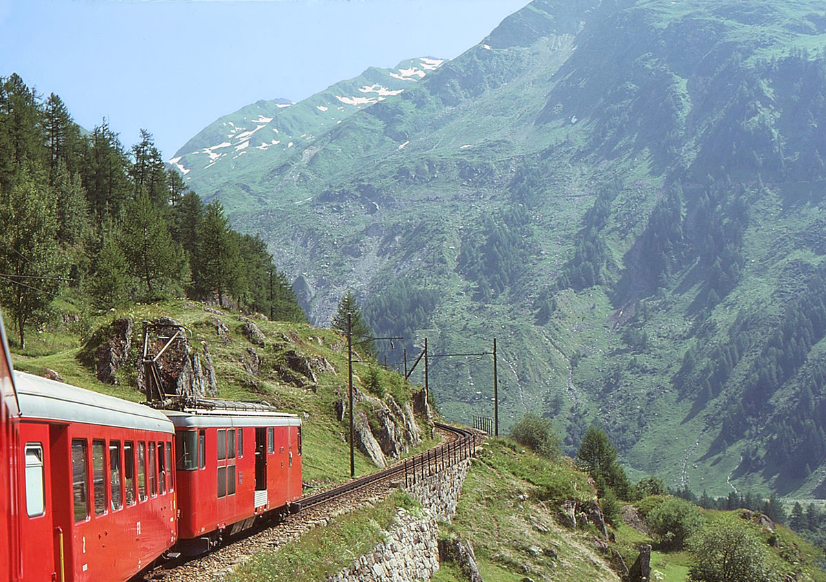 Aufstieg von Oberwald auf die Furka Bergstrecke, damals: Triebwagen FO 53, der erste Wagen ist FO B 4253. 28.Juli 1975 