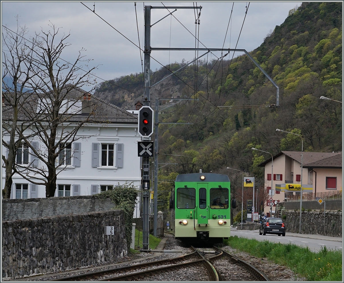 Aus Aigle kommend trifft der AOMC Regionalzug 24 in Ollon ein.
7. April 2016