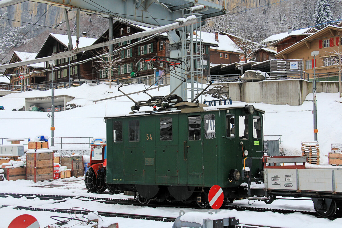  Aus dem Leben der Wengernalpbahn Lok 54 : Wieder im Winter, und immernoch mit dem Aufkleber  Wengen , Lauterbrunnen, 16.Januar 2016 