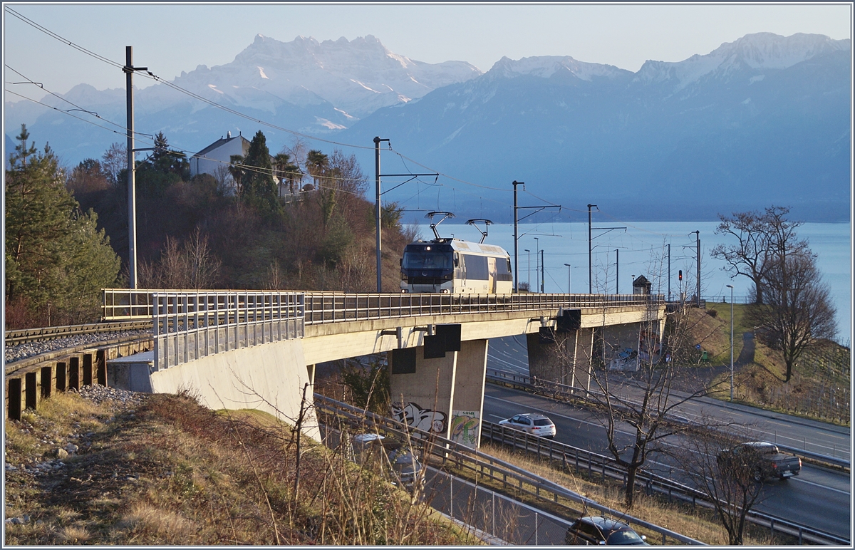 Aus der Gegenrichtung kommt kurz darauf die allein fahrende MOB Ge 4/4 8001 angerollt.

22. Jan. 2019