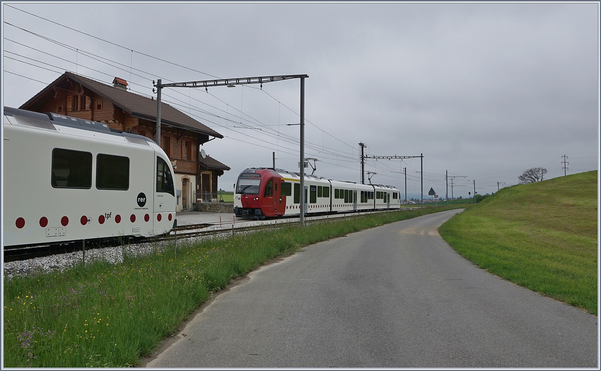 Aus der Gegenrichtung kommt der TPF SURF Be 2/4 / B / ABe 2/4 102, als S 50 nach Bulle.

12. Mai 2020
