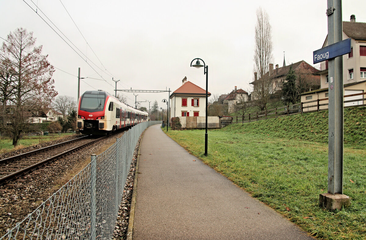Ausfahrt des Flirt 523 107 aus Faoug am Murtensee. Interessant ist, dass diese Fahrzeuge unter 3 Signeten fahren: SBB, Travys, und rer Vaud. 6.Januar 2023 