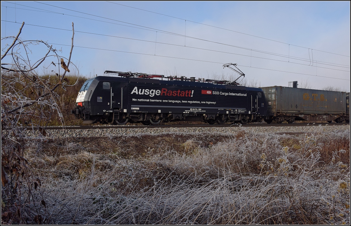 Ausgerastatt, 189 260 mit der Anti-Rastatt-Tunneleinsturz-Werbung auf dem Weg nach Basel. Schliengen, Dezember 2018.