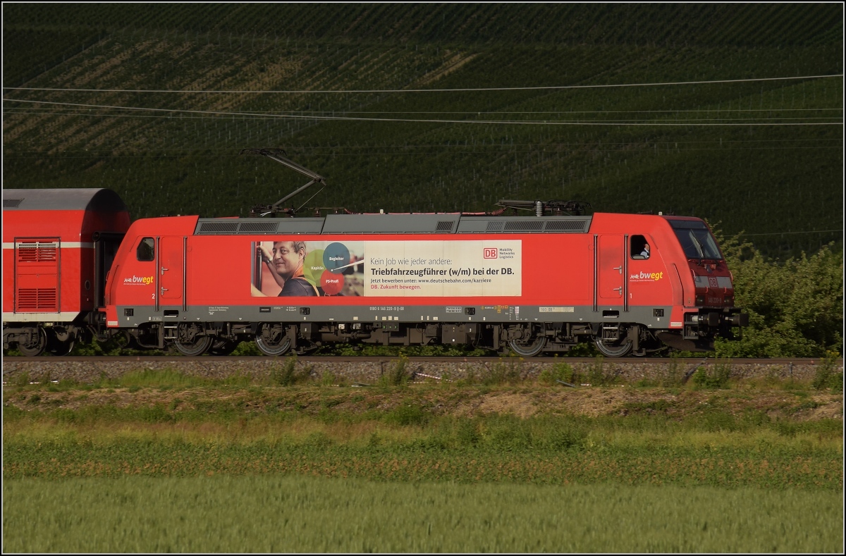 Auslaufmodell am Oberrhein. 146 218 mit Dostozug und Eigenwerbung nach Basel. Auggen, Mai 2020.