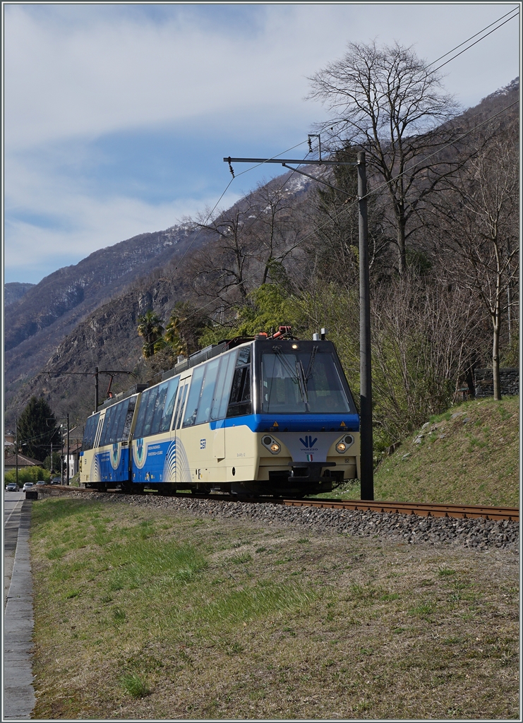 Aussergewöhnlich kurz zeigt sich dieser SSIF Treono Panoramico 53 von Domodossola nach Locarno zwischen Tegna und Ponte Brolla: statt vierteilig waren nur die beiden Triebwagenköpfe ohne Zwischenwagen unterwegs.
11. März 2016