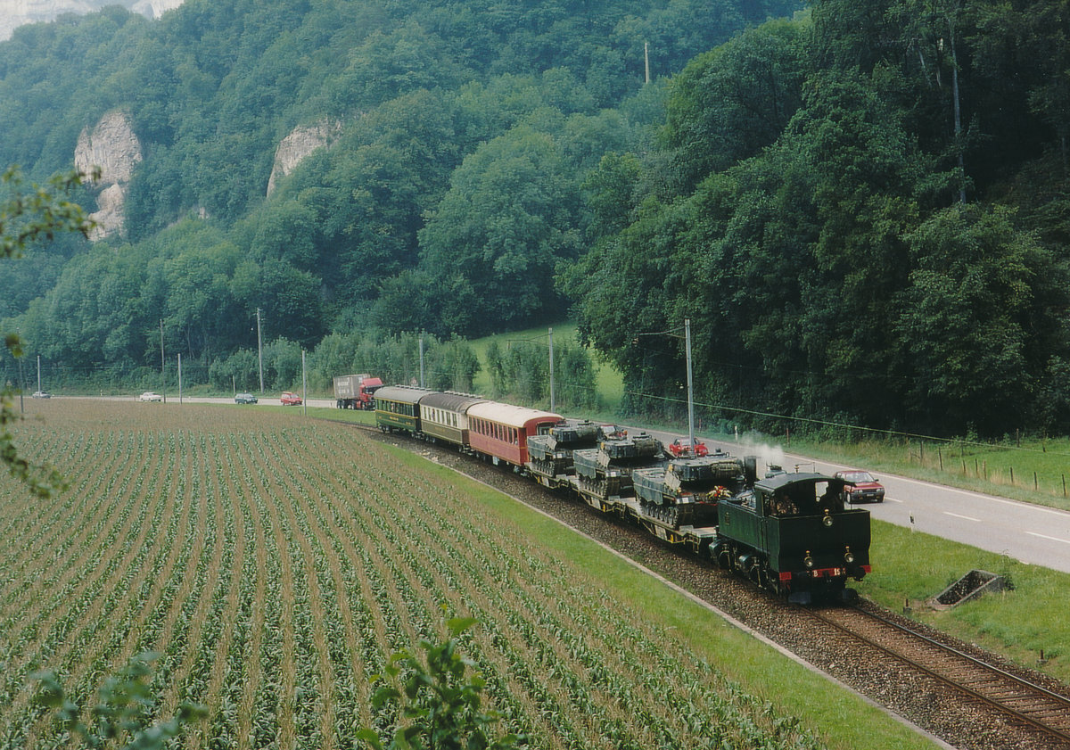 AUSSERGEWÖHNLICHER PANZERTRANSPORT AUF DER OENSINGEN BALSTHAL BAHN.
Da nicht genügend elektrische Lokomotiven zur Verfügung standen musste im August 1994 für den sehr speziellen Transport von drei Panzer 87 Leopard die Ed 2 x 2 196 Mallet als letzte Reserve einspringen. Der einmalige Panzerzug wurde auf der Fahrt nach Oensingen verewigt.
Foto: Walter Ruetsch