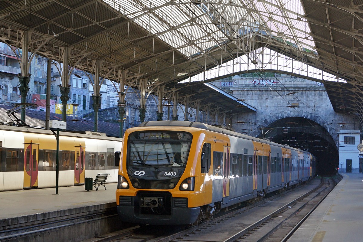 Bahnen in Portugal: CP Triebzug 3403 bei der Einfahrt in den nostalgischen Kopfbahnhof PORTO SAO BENTO am 25. März 2015.
Foto: Walter Ruetsch