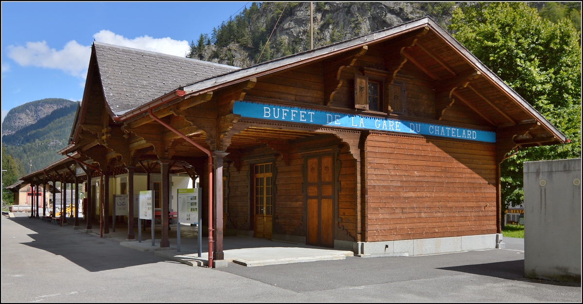 Bahnhofsmärchenwelt Martigny - Vallorcine. 

Bahnhof Le Châtelard mit dem ehemaligen Bahnhofsbuffet im Vordergrund. August 2014.