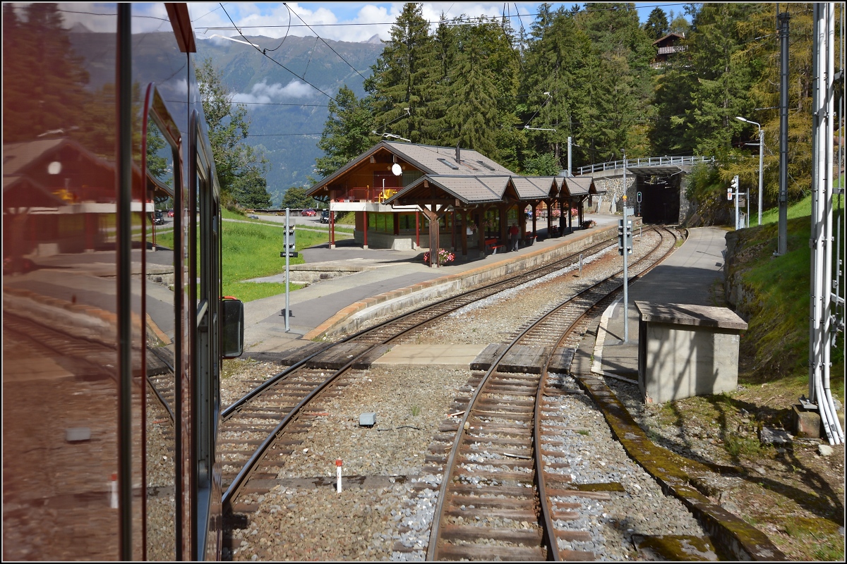 Bahnhofsmärchenwelt Martigny - Vallorcine. 

Der Bahnhof Les Marécottes scheint ohne Dorf im Niemandsland zu stehen, nur ein Blick auf die Karte offenbart ein Dorf oberhalb. August 2014.