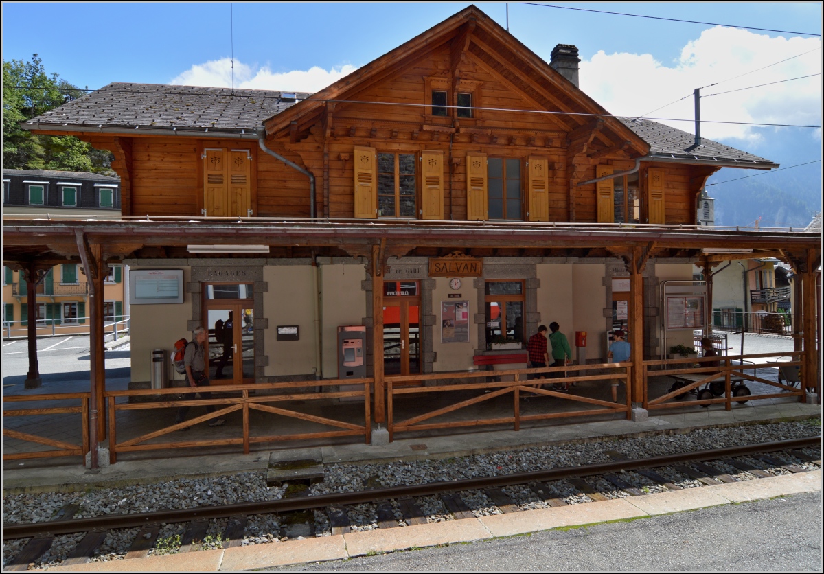 Bahnhofsmärchenwelt Martigny - Vallorcine. 

Der Bahnhof Salvan ist wie aus der Zeit gefallen. August 2014.