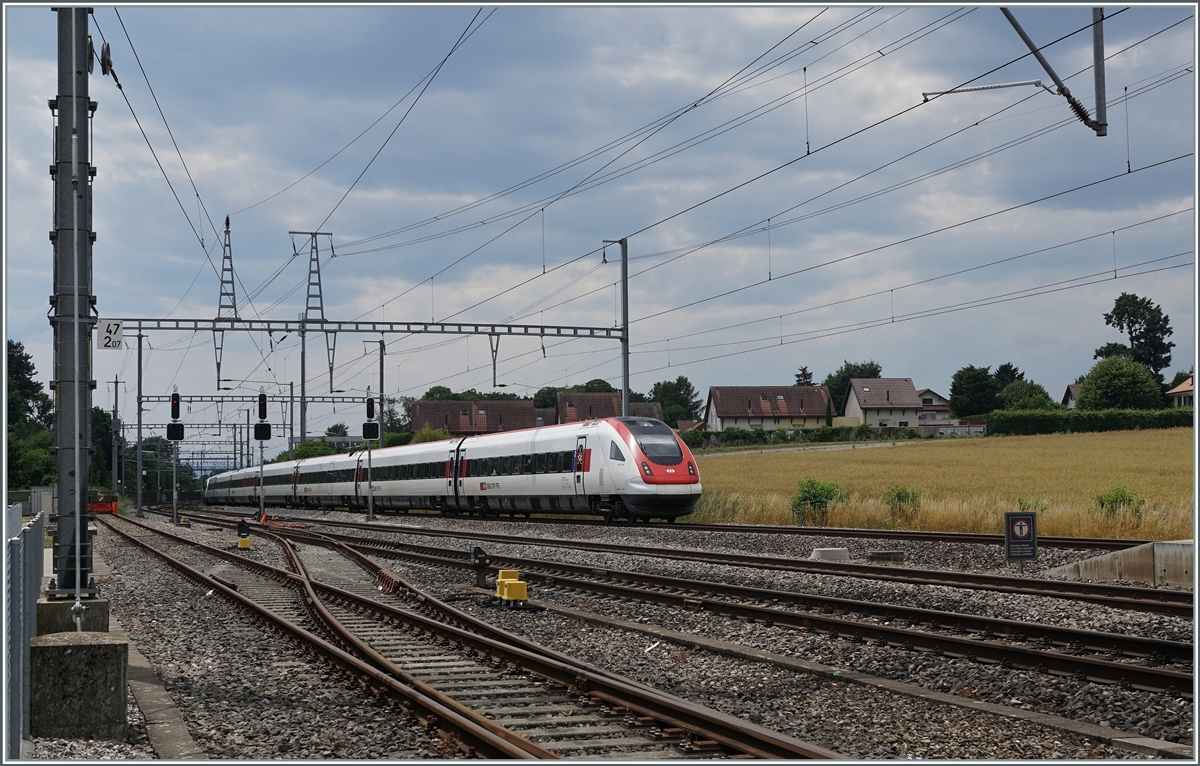 Bald Geschichte: Die IC 5 werden ab Fahrplanwechsel im Dez. 2024 nicht mehr via die Verbindungslinie Bussigny - Lausanne Triage nach Genève fahren, sondern nach Lausanne. 
Dies verlängert die Reisezeit, trägt aber zu einer Stabilisierung des Fahrplans bei. Stand heute: Einzelne Direktverbindungen Jura Südfuss - Genève sollen trotzdem angeboten werden. 

Im Bild. Ein SBB RABDe 500 ICN bei der Durchfahrt in Coppet in Richtung Rorschach. 

28. Juni 2021
